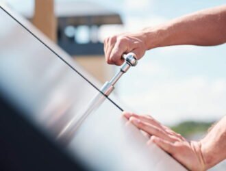 Mocowanie szkła do ściany - nowoczesne i bezpieczne rozwiązania montażowe