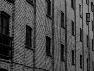 Jak usunąć pleśń z okien drewnianych